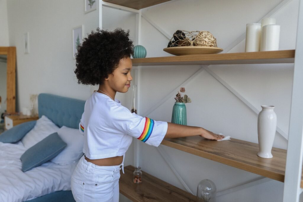 femme qui fait un rangement 