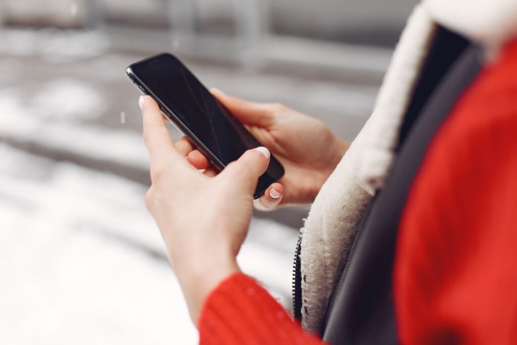 femme qui désactive les notifications sur son smartphone