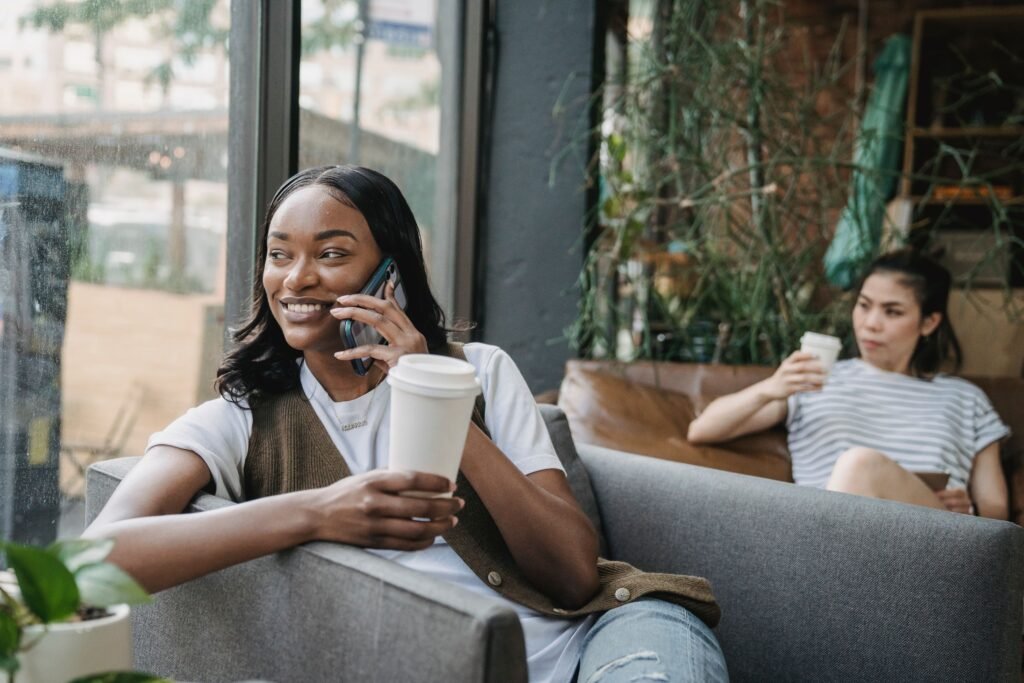 femme qui appelle ses amies au téléphone