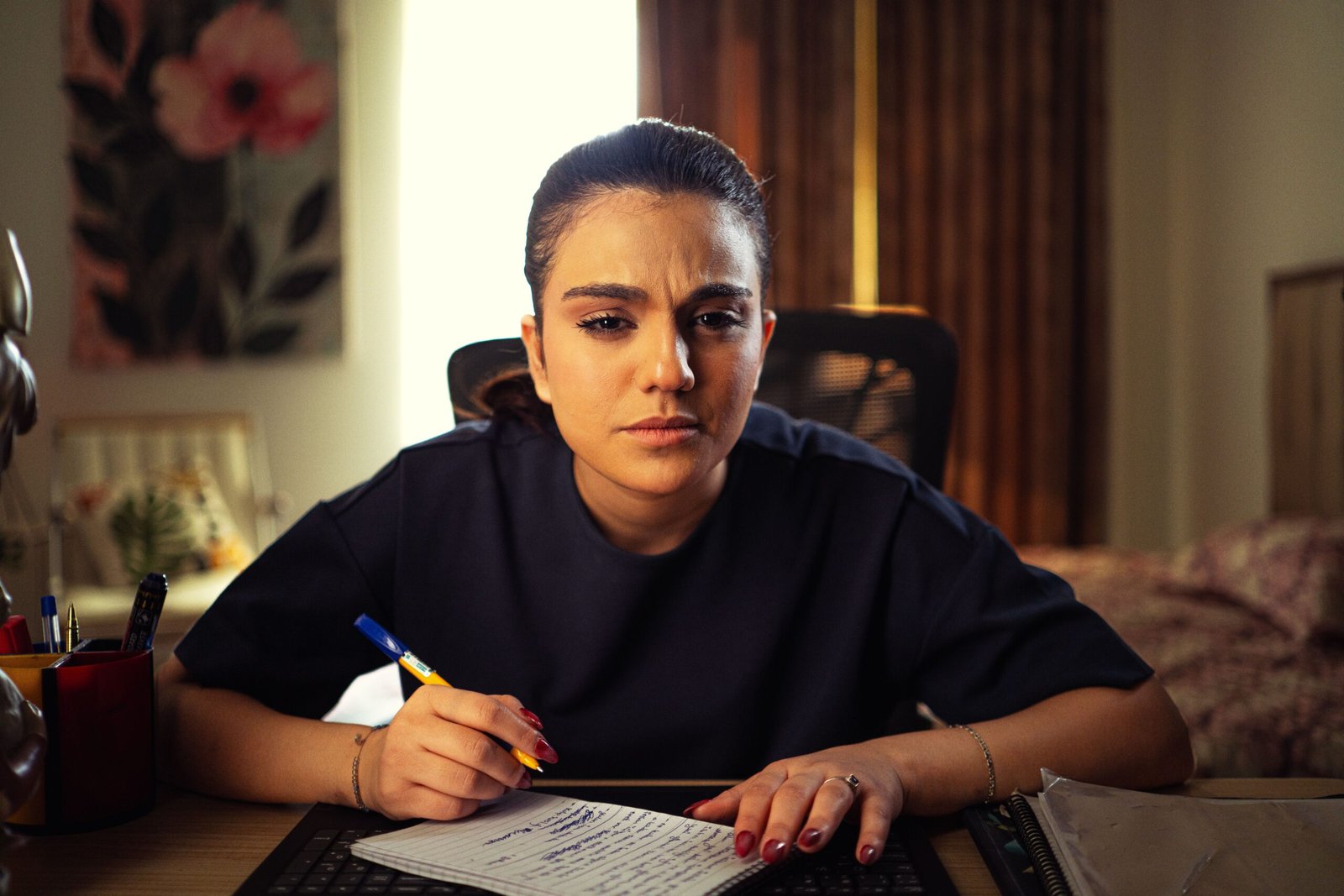 femme qui mets sur papier ses pensées