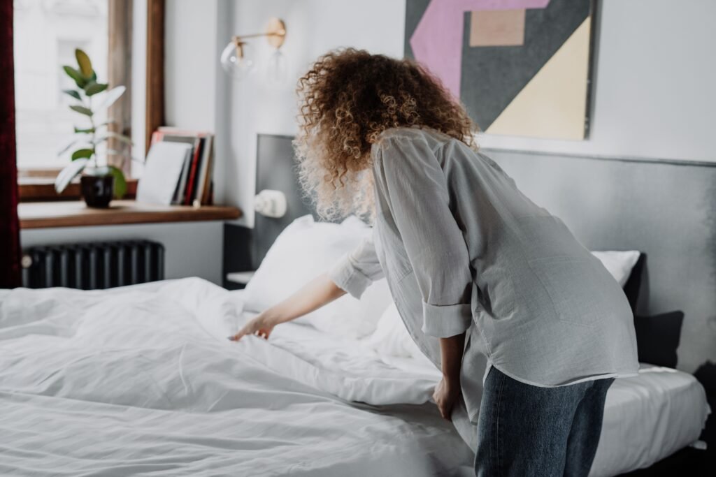 femme qui fait son lit
