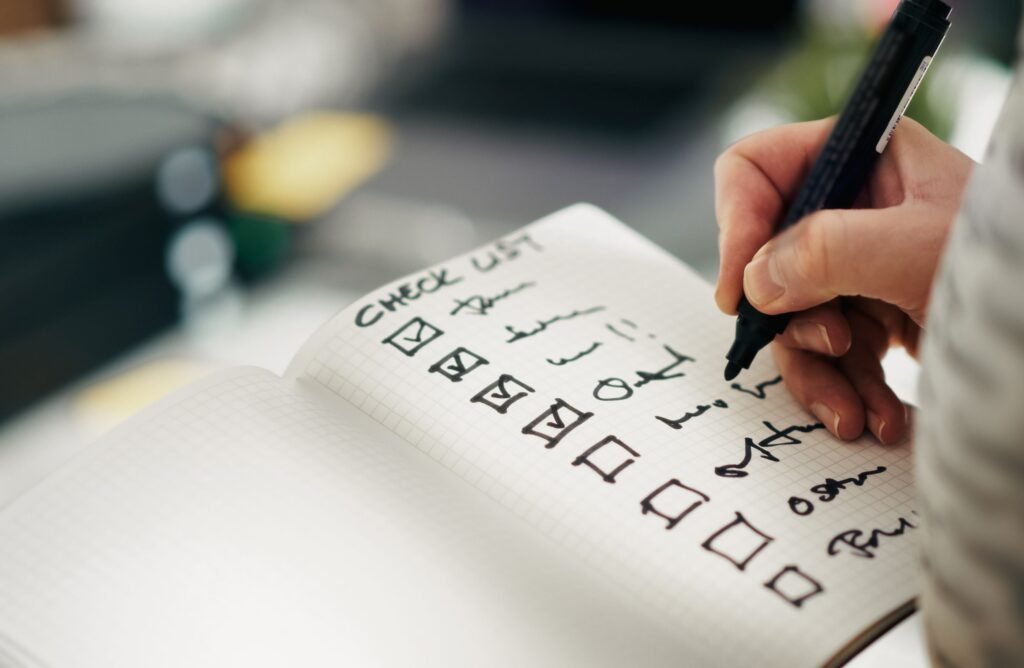 quelqu'un qui écrit ses priorités sur son carnet