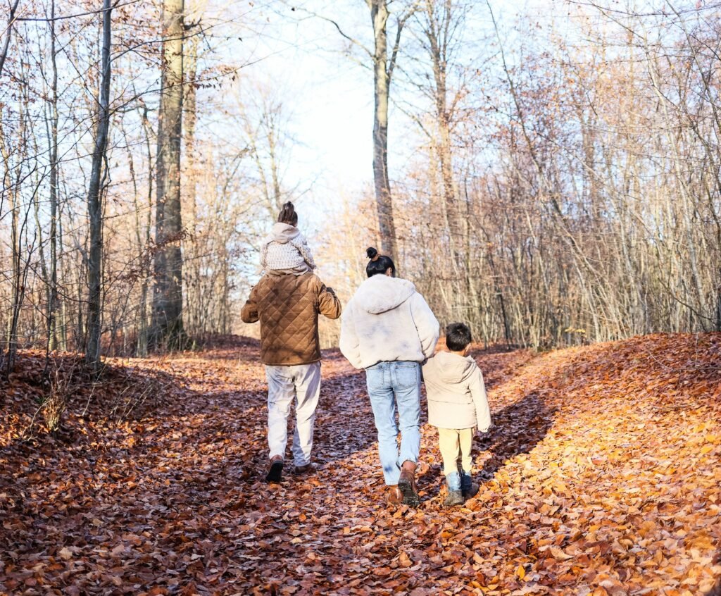 famille qui bouge ensemble à faisant une balade en forêt