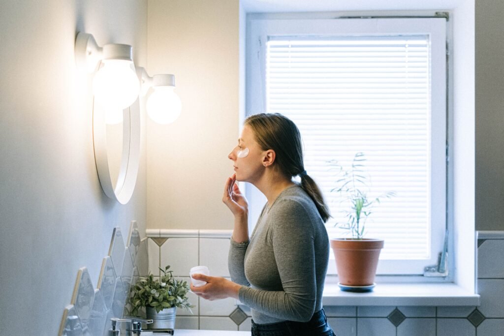 femme qui mets du rétinol sur sa peau lors de sa routine skincare