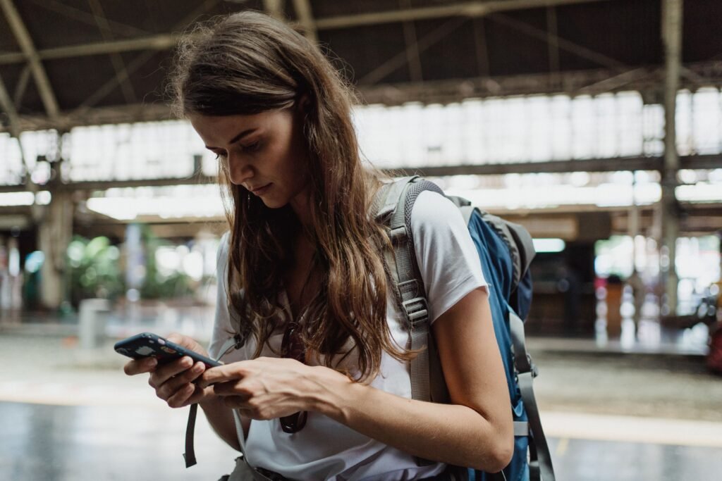femme qui prend des informations pour préparer son voyage depuis son portable 