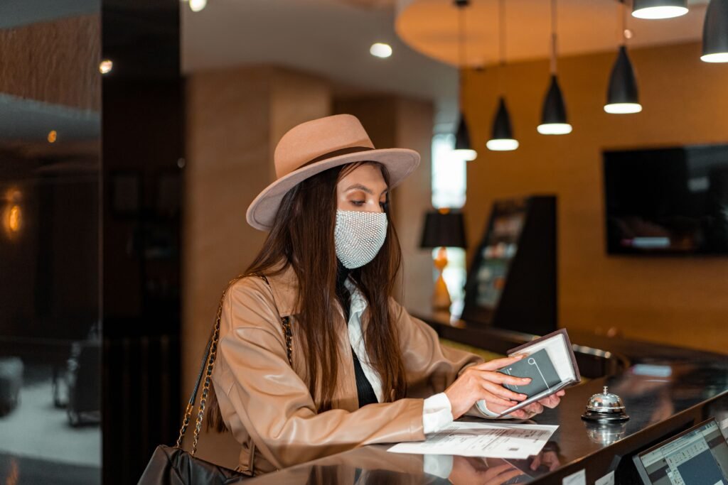 femme qui est en train de réserver son hébergement à l'hôtel