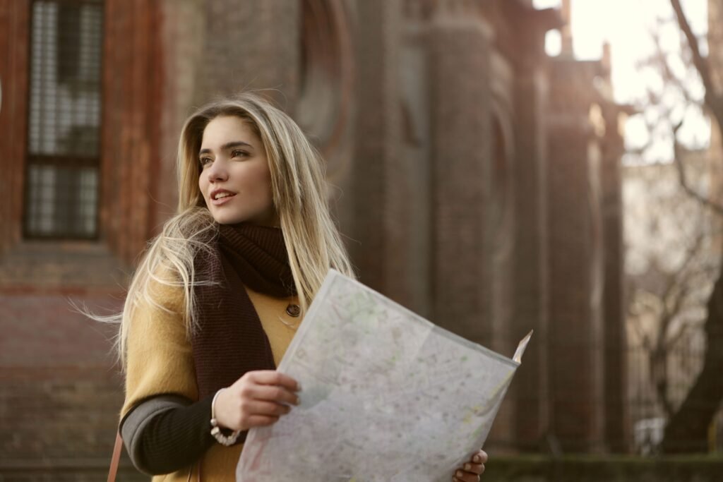 femme qui regarde sa carte de voyage pour trouver son lieu de visite du jour