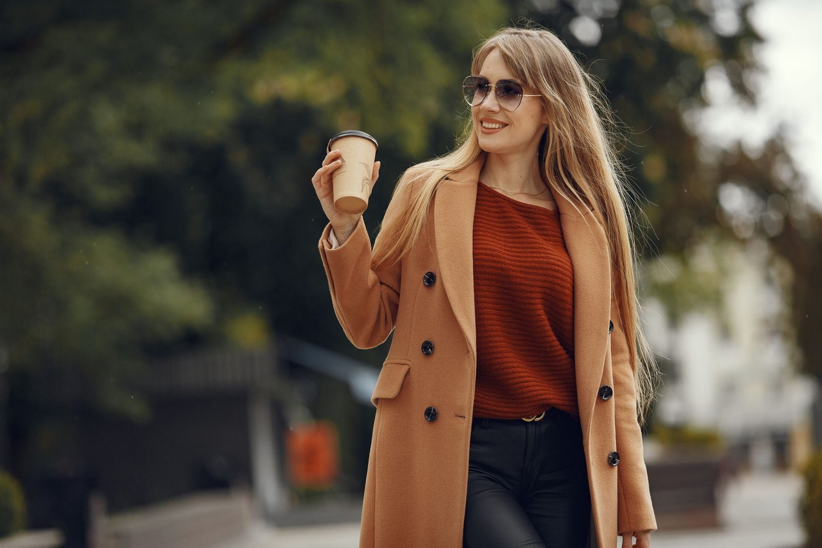 Femme en blazer camel oversize, pièce tendance de la rentrée 2026