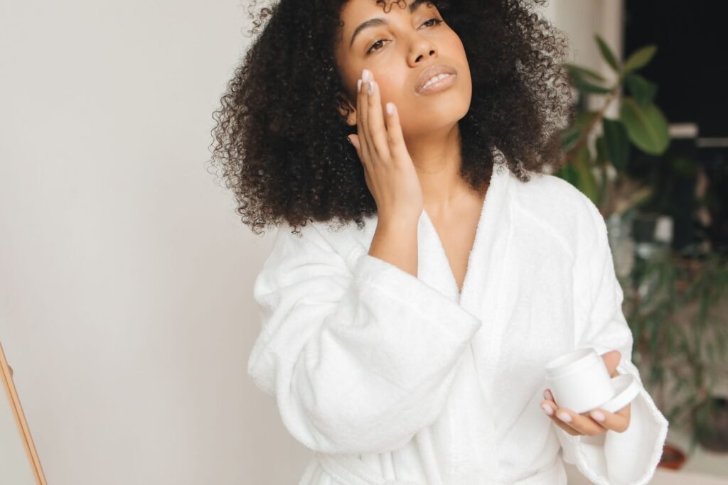 femme qui s'applique une crème hydratante lors de sa routine skincare