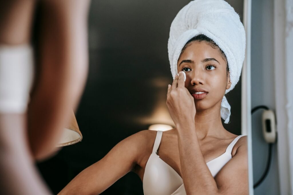 femme qui se démaquille devant le miroir