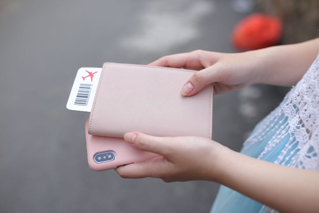 Femme qui prépare ses documents importants pour son voyage ( passeport, assurance, billets ..)